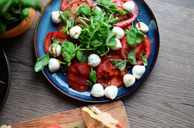 Taze domates, mozzarella peyniri, fesleğen, fesleğen, mozzarella, domates, fesleğen, fesleğen, fesleğen ve caprese, ahşap masa, İtalyan mutfağı.