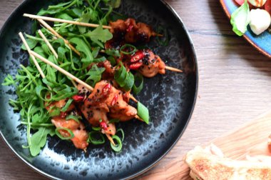 Sebze ve soslu kızarmış tavuk.