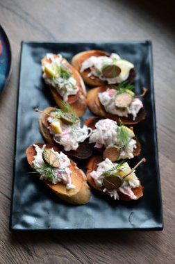 Bruschetta krem peynir ve füme somon ile