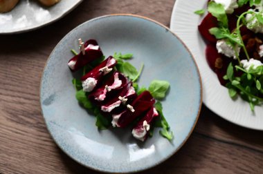 Tabakta pancar ve peynir ile taze salata.