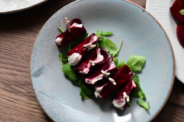 Pancar kökü ve peynirli taze salata.