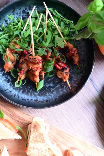 Tavuk göğsü, roka, peynir, domates ve kızarmış ekmekleri olan taze salata. Sağlıklı yemek. Kapat