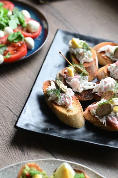Bruschetta ahşap bir masa üzerinde