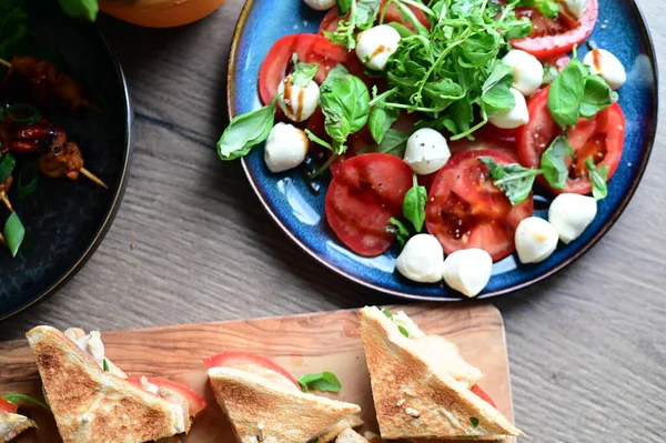 mozzarella soslu bruschetta, domates, fesleğen, fesleğen ve roka.