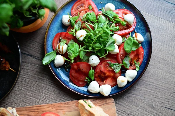 İtalyan bruschetta mozzarella, domates, fesleğen