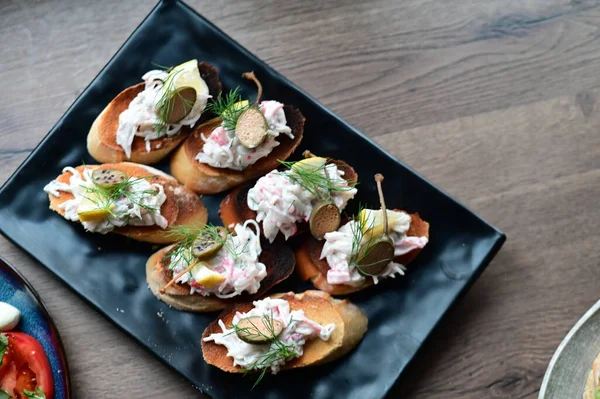 Masada balık ve sebzeli lezzetli sandviçler.