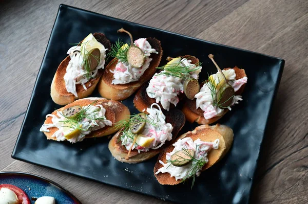 Somon balığı ve krem peynirli bruschetta.