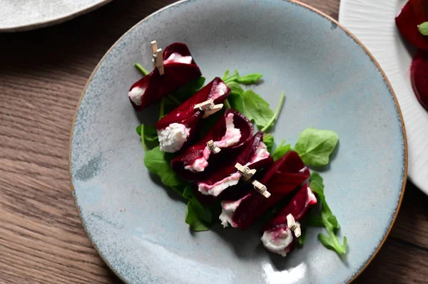 Pancar kökü ve peynirli taze salata.