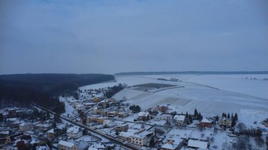 Polonya 'da küçük bir kasabayla kışın manzarası.