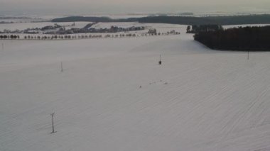 Çek Cumhuriyeti 'ndeki kış manzarası Kasım ayında taze karla kaplıydı. Gün batımına yakın çekilen karla kaplı tarlalar, ağaçlar ve huzurlu bir atmosfer..