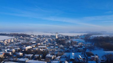 Dağlarda köyü olan güzel kış manzarası