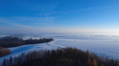 Karla kaplı ağaçlarla kaplı kış manzarası