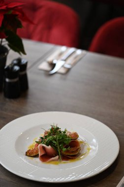 Somon balıklı bir tabak lezzetli makarna.