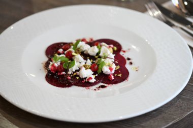 Lezzetli tatlıya yakın, tabağında böğürtlen