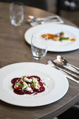 Kızarmış kırmızı pancar, taze otlar, keçi peyniri ve fıstık içeren vejetaryen yemeği.,