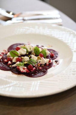 Bir tabak lezzetli carpaccio peynirli, yakın plan.