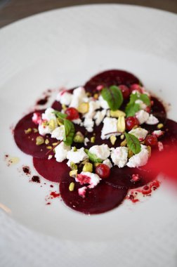 Çilekli ve ahududulu lezzetli krema, yakın çekim.