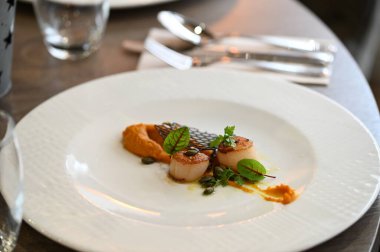 Klasik mezbaha özelliklerini vurgulayan Çek mutfağı konsepti, zanaatkar şarküteri ve geleneksel et hazırlama.