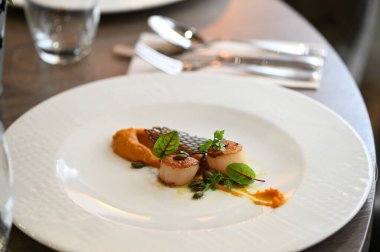 Baharatlı ve otlu ızgara deniz tarağı.