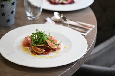 Krema soslu somon balığı ve salata.