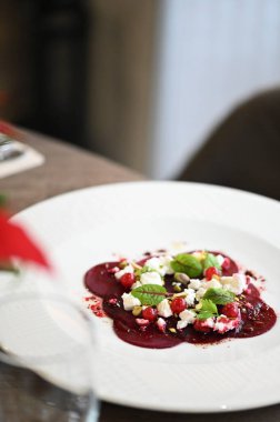 Lokantadan lezzetli bir salata, yakın plan.