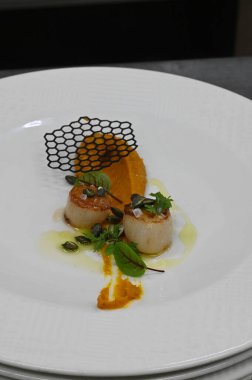 Gurme ızgara biftek beyaz arka planda.