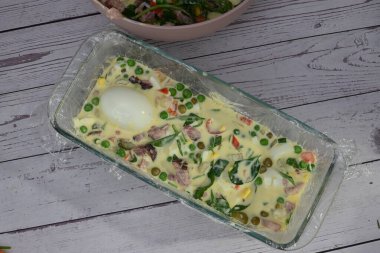 Mutfaktaki Rus yemeğinin pişirilmesi. Geleneksel bir Çek yemeği olan sebze ve etle hazırlanmış Paskalya yumurtası.