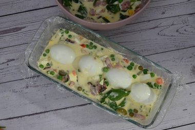 Mutfaktaki Rus yemeğinin pişirilmesi. Geleneksel bir Çek yemeği olan sebze ve etle hazırlanmış Paskalya yumurtası.