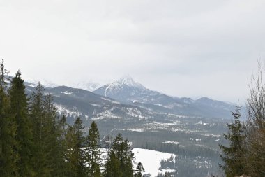 Dağlarda kış manzarası.