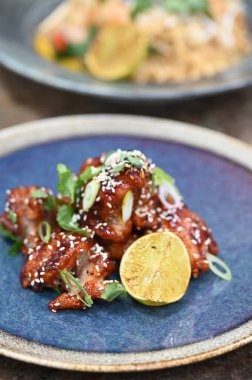 Pilav ve sebzeli ızgara tavuk.