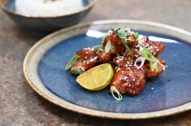 Japon mutfağı. Arka planda kızarmış domuz