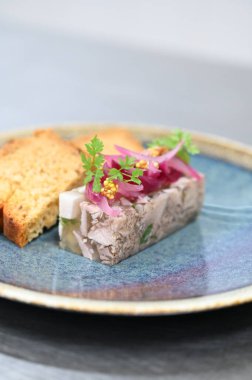 Domuz boğumundan yapılmış Aspic Terrine, geleneksel Çek usulü peynir yemeği, bir restoran ortamında servis ediliyor. Otantik Çek kasap yemekleri Masopust karnavalı ve kış gelenekleri ile ilişkilendirilir..
