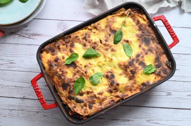 Fırında lazanya tepsisi, yakın plan.