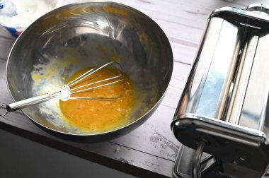 Masada pasta malzemesi pişirmek.