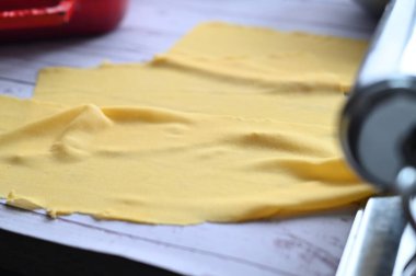 Ravioli pişirme süreci. Ravioli ile makarna yapma süreci. Ravioli süreci..