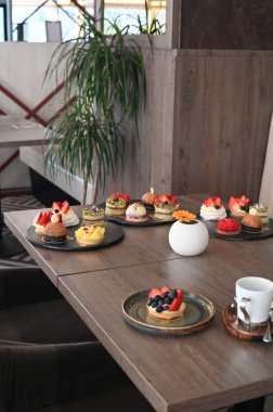 Lezzetli ve lezzetli kekler masada.