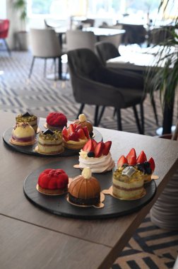 Tatlı ve taze renkli kekler.