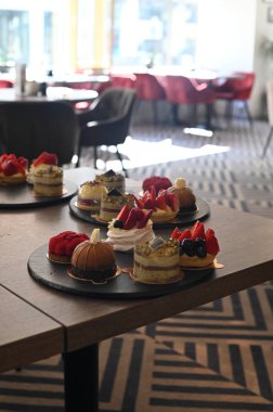 lezzetli ve güzel tatlı bir plaka üzerinde