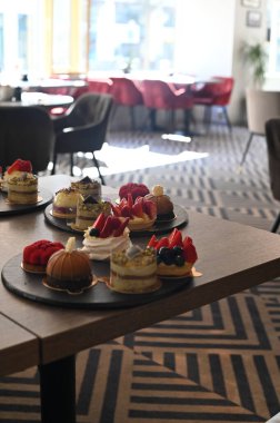 Lezzetli ve lezzetli yemeklerden oluşan dikey bir shot.