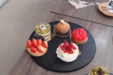 Masadaki tatlı ve renkli kekler