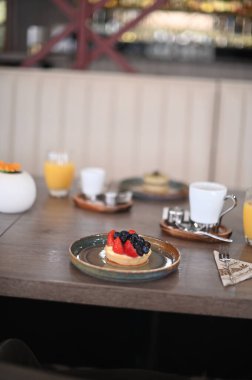 Lezzetli ve lezzetli bir tatlı. Lokantada içkiler hazır. Kapat..