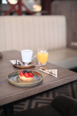 Lezzetli taze meyve ve meyveli pasta.