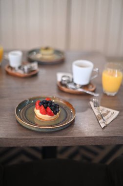 Tahta bir masada nefis ve güzel bir kahvaltı.