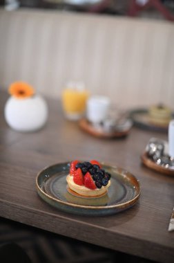 Tahta bir masada taze meyve ve böğürtlen