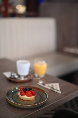 Masada servis edilen lezzetli krepler.