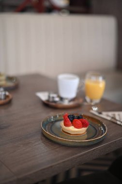 Kahve ve meyveli kahvaltı.