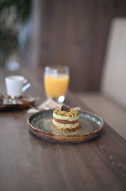 Masanın üzerinde şekerli tatlı