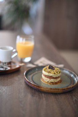 Masasında krema olan lezzetli bir kekin dikey görüntüsü.