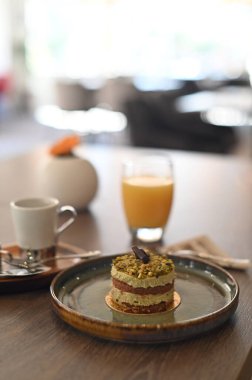 Lezzetli bir kruvasanla yakın plan bir fincan kahve.