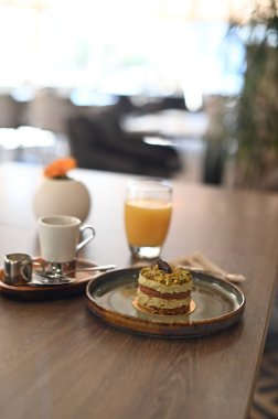 Sabah kahve ve portakal suyuyla kahvaltı..